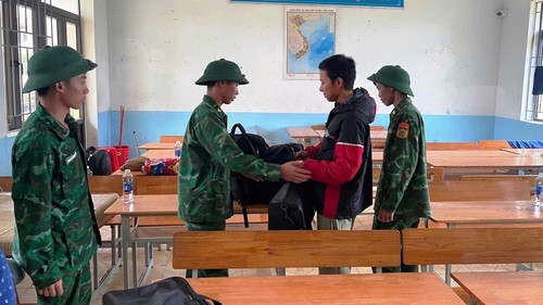 Ứng phó với bão số 5: Căng mình xuyên đêm hỗ trợ di dời, sơ tán dân đến nơi an toàn