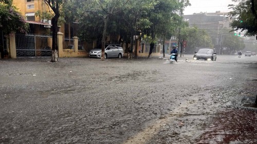 Mưa lớn do ảnh hưởng bão số 5, nhiều tuyến phố ở Hưng Yên bị ngập úng cục bộ