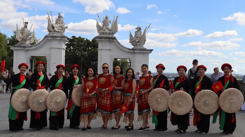 "Việt phục bộ hành” - Lan tỏa văn hóa Việt ra thế giới