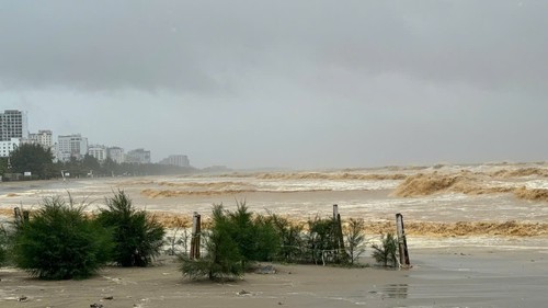 Vùng biển Thanh Hóa mưa to, gió mạnh trước khi bão số 5 đổ bộ