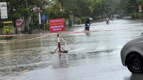 Cấm phương tiện đường bộ đi vào vùng tâm bão từ Thanh Hóa đến Quảng Trị