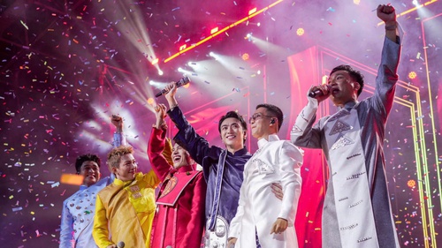 Dấu ấn Việt Nam trong thời trang của NTK Hàn Phượng tại Concert Trạm yêu 2