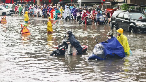 Hà Nội: Nước rút chậm, vẫn còn nhiều điểm ùn tắc do ngập úng