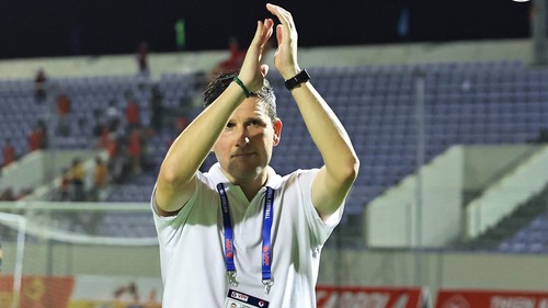 HLV Tây Ban Nha khiêm tốn với thành tích toàn thắng của Ninh Bình FC