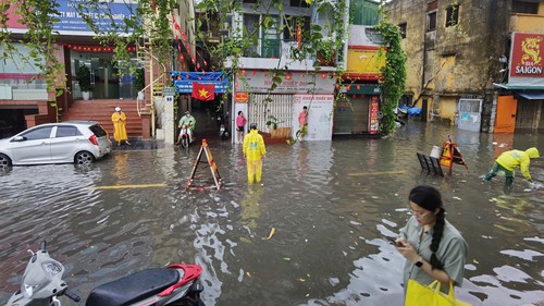 Hà Nội phân luồng giao thông các vị trí bị ngập úng sau bão số 5