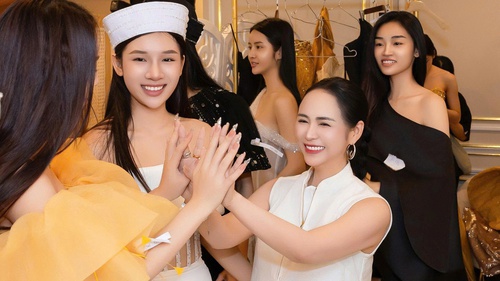 NTK Thanh Hương cùng dàn người mẫu trước giờ G của Vietnam Beauty Fashion Fest
