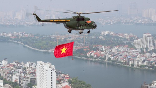 Chiêm ngưỡng dàn máy bay diễn tập trên bầu trời Hà Nội chuẩn bị cho sự kiện A80