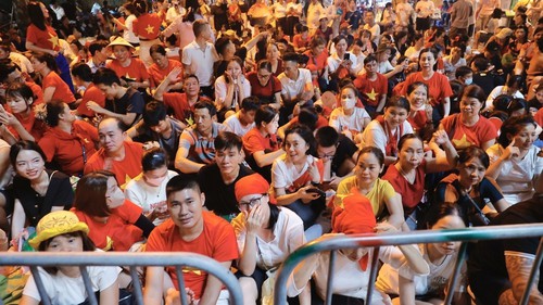 Người dân tập trung chờ xem Tổng duyệt Lễ diễu binh, diễu hành A80