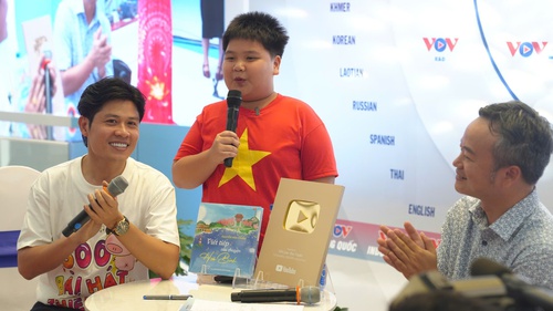 "Đại sứ Dế mèn" Nguyễn Văn Chung giới thiệu sách Viết tiếp câu chuyện Hòa bình tại Triển lãm A80