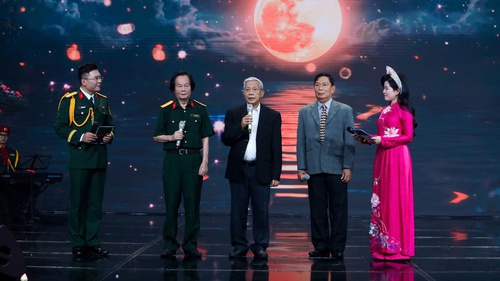 Có một thế hệ “làm thơ ghi lấy cuộc đời mình”…