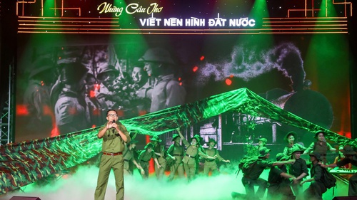 Dáng hình Tổ quốc trong thơ