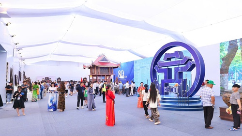 Du khách hào hứng trải nghiệm Không gian "Truyền thống và Sáng tạo Hà Nội 2025"