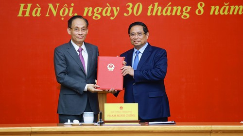 Thủ tướng trao Quyết định bổ nhiệm Quyền Bộ trưởng Bộ ngoại giao
