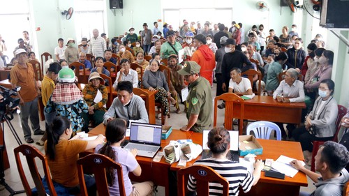 Người dân phấn khởi đi nhận quà Tết Độc lập