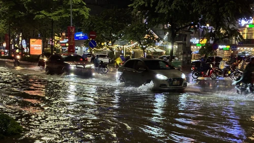 Cơn mưa lớn giải nhiệt cho Hà Nội sau nhiều ngày nắng nóng