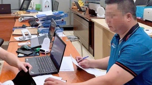 Tạm giữ hình sự tài xế xe con rút chìa khóa xe khách trên đường Vành đai 3