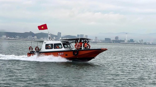 Sẵn sàng cứu hộ, cứu nạn trên vịnh Hạ Long khi có tình huống bất ngờ