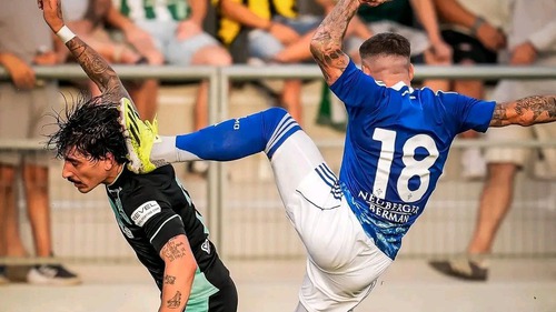 Đội bóng của Fabregas đấm đá nhau gây sốc với đối thủ Liga dù chỉ đá giao hữu