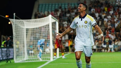 Ronaldo lập hat-trick trong chiến thắng đậm khi lần đầu đá cặp với đồng đội ở Bồ Đào Nha