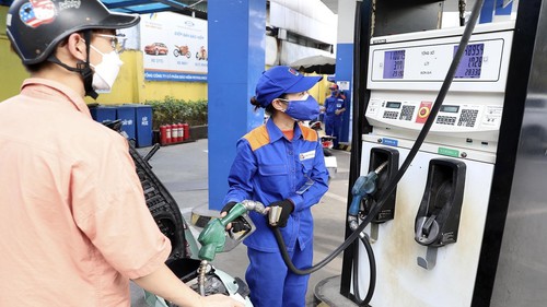 Giá xăng tăng hơn 200 đồng/lít