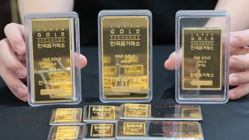 Giá vàng thế giới hạ nhiệt do áp lực chốt lời