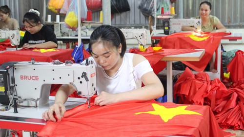 80 năm Quốc khánh: Những thôn ở Hà Nội thắm đỏ sắc cờ Tổ quốc