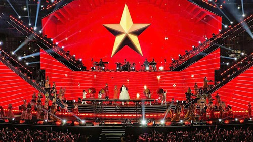 "V Concert - Rạng rỡ Việt Nam" thu hút hàng chục ngàn người đến xem và cổ vũ