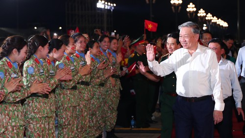 “Dưới cờ vinh quang”: Trải nghiệm nghệ thuật đa phương tiện kết nối ba miền đất nước