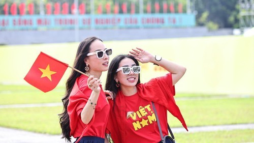 Người dân háo hức chụp ảnh tại khu vực Quảng trường Ba Đình 