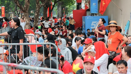 Đông đảo nhân dân chờ xem Lễ diễu binh, diễu hành kỷ niệm 80 năm Quốc khánh 2/9