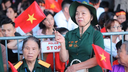 Các cựu chiến binh xúc động chờ đón diễu binh, diễu hành