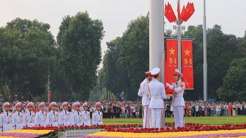 Hàng nghìn người dân tham dự Lễ Thượng cờ tại Quảng trường Ba Đình