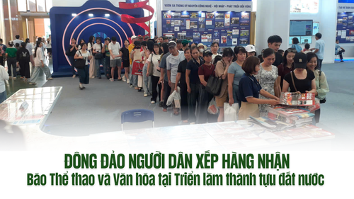 Đông đảo người dân xếp hàng nhận báo Thể thao và Văn hóa tại Triển lãm thành tựu đất nước