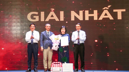 Nhà văn Thụy Anh giành giải Nhất cuộc thi viết 'Cha và con gái'