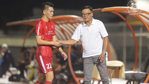 HLV Lê Huỳnh Đức bảo vệ Tiến Linh