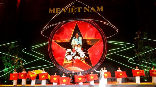 Xúc động Chương trình nghệ thuật ca ngợi mẹ Việt Nam anh hùng