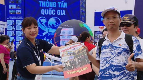 Độc giả hào hứng xếp hàng nhận báo Thể thao & Văn hóa tại triển lãm A80