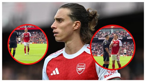 Hài hước hình ảnh trọng tài dạy ngôi sao Arsenal cách ném biên