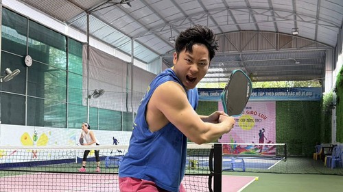 Tùng Dương 'thách' nhạc sĩ Nguyễn Văn Chung so tài trên sân pickleball