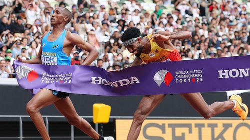 Chân chạy Tanzania vô địch marathon thế giới với kỷ lục vô tiền khoáng hậu
