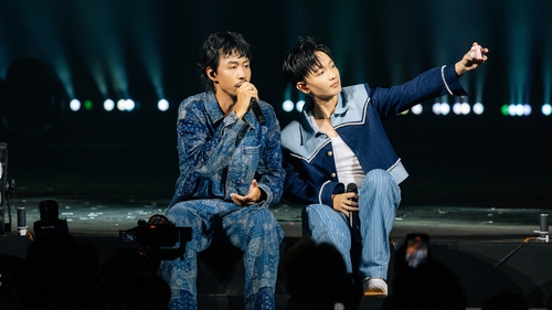 Hoàng Dũng và Đen tung MV mới sau màn kết hợp tại concert 'Xoay Tròn'