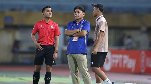 Cộng đồng mạng động viên HLV Makoto, tiếc HLV Chu Đình Nghiêm