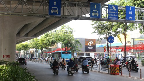 Hà Nội: Xe máy đi vào làn xe ô tô trên đường Phạm Văn Đồng gây mất an toàn giao thông