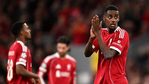 Hàng công Liverpool: Đừng vội chê bai Isak!