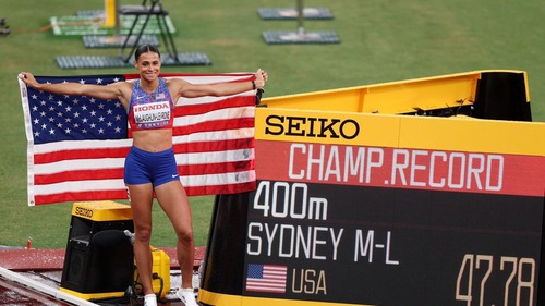 Huyền thoại điền kinh Mỹ làm nên lịch sử trên đường chạy 400m nữ