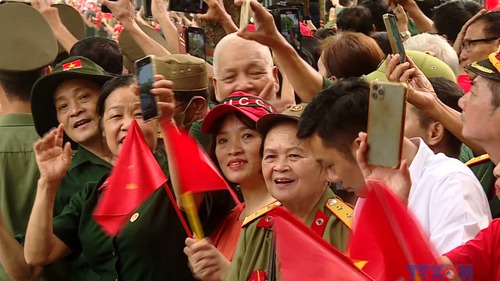 Người dân xúc động khi chứng kiến lễ diễu binh diễu hành