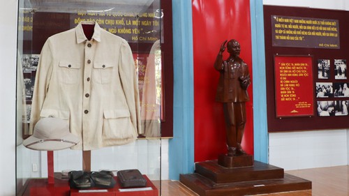 Người trẻ xúc động, tự hào tham quan Di tích lịch sử Đền thờ Bác Hồ