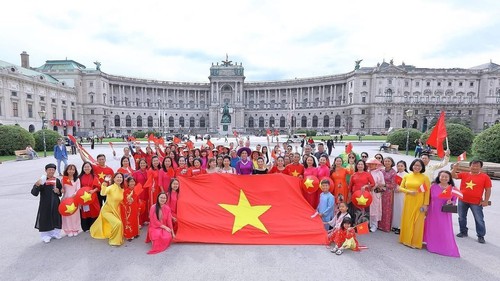 80 năm Quốc khánh: “Việt phục bộ hành” – hình ảnh Việt Nam đoàn kết, thân thiện giữa lòng châu Âu
