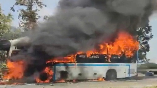 Xe giường nằm bất ngờ bốc cháy khi đang lưu thông trên Quốc lộ 18