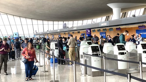 Tổng thống Trump cải cách quy định nhập cư theo hướng ưu tiên người có tiền